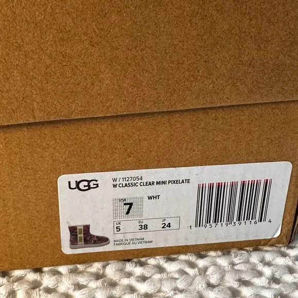 UGG sz 7 NWB classic mini clear pixelate ankle‎ boots