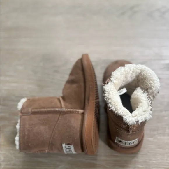 Ugg toddler girls boys chestnut brown toggle button boots size 12