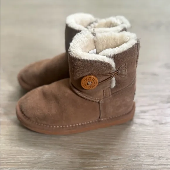 Ugg toddler girls boys chestnut brown toggle button boots size 12