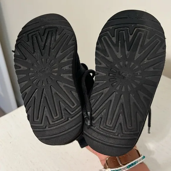 UGG Toddler’s (Unisex) Neumel II Black Chukka Boots / Size 9 / Good Condition