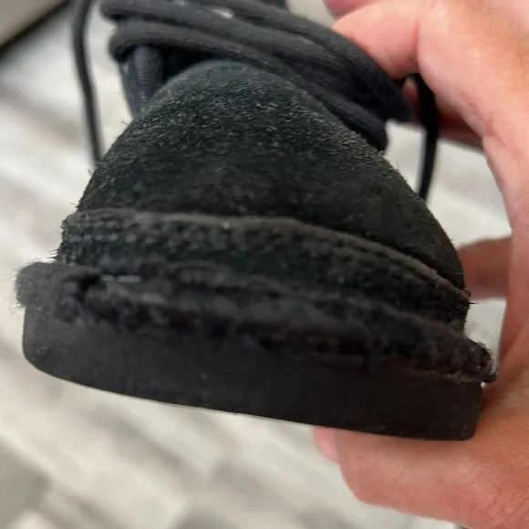 UGG Toddler’s (Unisex) Neumel II Black Chukka Boots / Size 9 / Good Condition