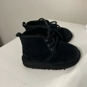 UGG Toddler’s (Unisex) Neumel II Black Chukka Boots / Size 9 / Good Condition