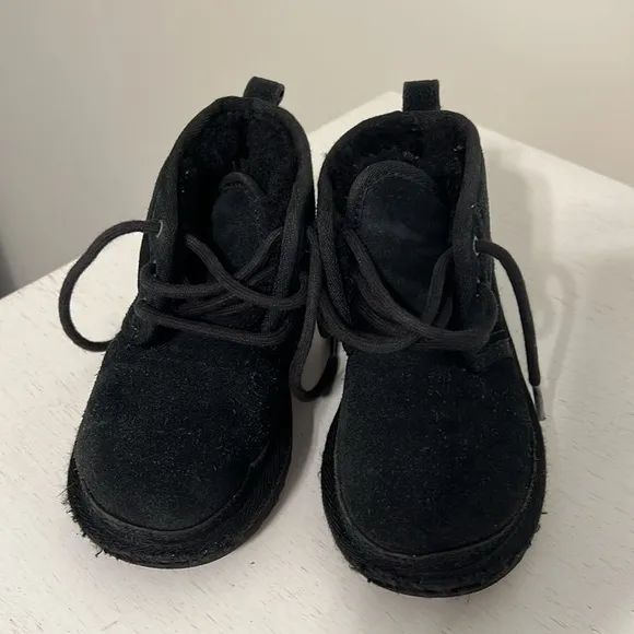 UGG Toddler’s (Unisex) Neumel II Black Chukka Boots / Size 9 / Good Condition