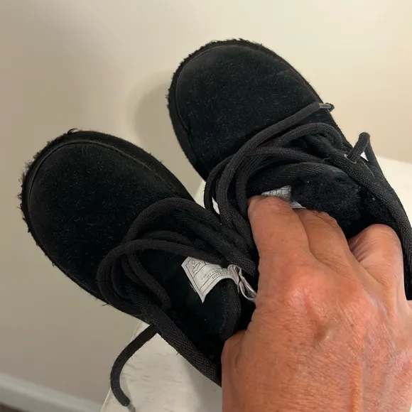 UGG Toddler’s (Unisex) Neumel II Black Chukka Boots / Size 9 / Good Condition