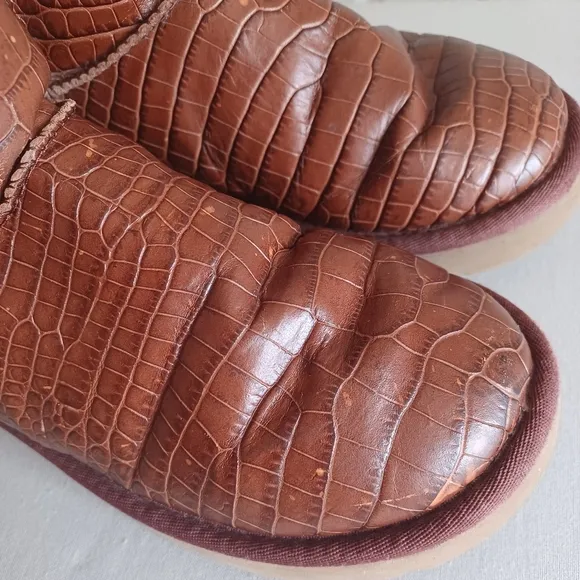 UGG Women's 5 Classic Short Crocodile Embossed Red/Brown Leather Boots