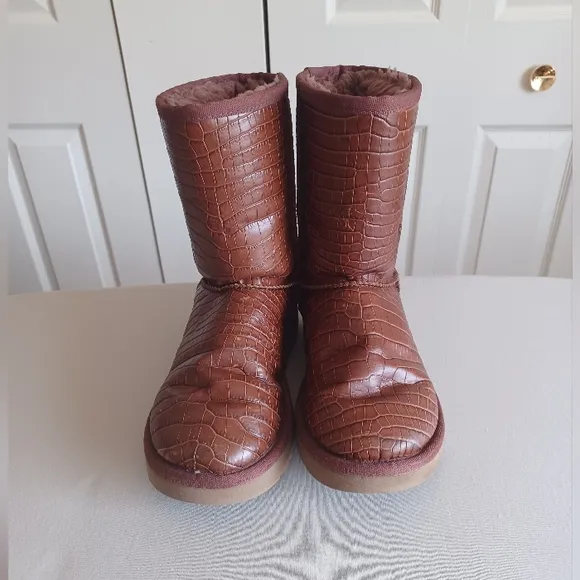 UGG Women's 5 Classic Short Crocodile Embossed Red/Brown Leather Boots