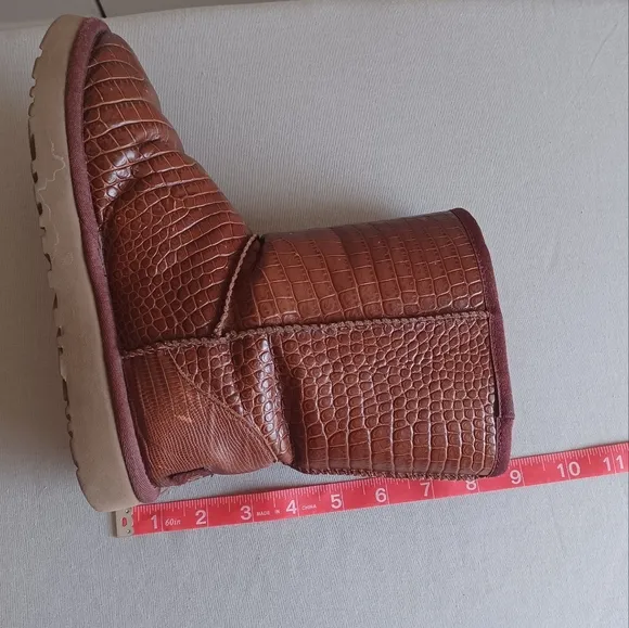 UGG Women's 5 Classic Short Crocodile Embossed Red/Brown Leather Boots