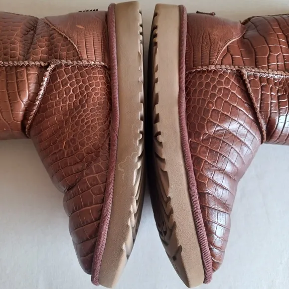 UGG Women's 5 Classic Short Crocodile Embossed Red/Brown Leather Boots