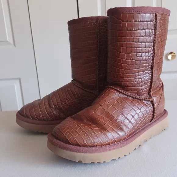 UGG Women's 5 Classic Short Crocodile Embossed Red/Brown Leather Boots