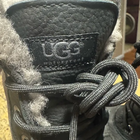 UGG women’s Adirondack III 7.5 boots New