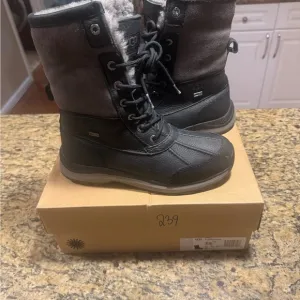 UGG women’s Adirondack III 7.5 boots New