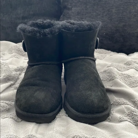 UGG Women's Mini Bailey Button Boot Black Shearling Boots Size 7