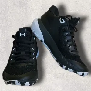 UNDER ARMOUR BLACK HOVR BREAKTHROUGH BASKETBALL SHOES, SIZE 5 - NEW!