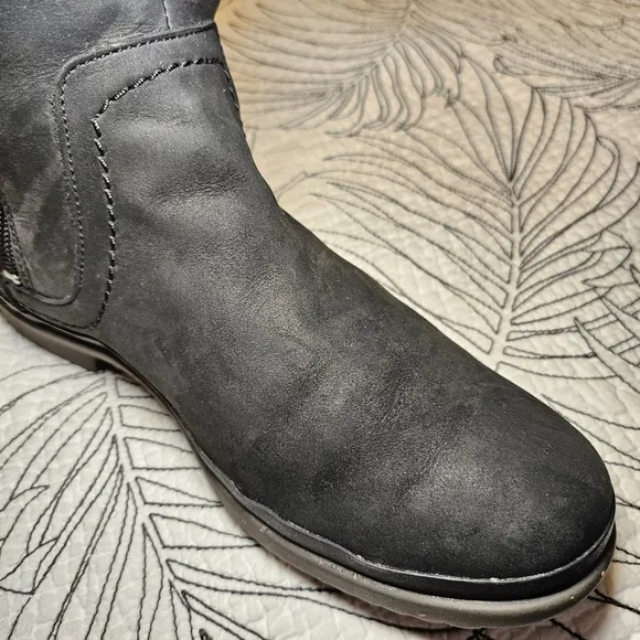 VGUC UGG Elsa Waterproof Lace Black Boots Sherpa Lined Sz 7.5