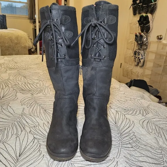 VGUC UGG Elsa Waterproof Lace Black Boots Sherpa Lined Sz 7.5