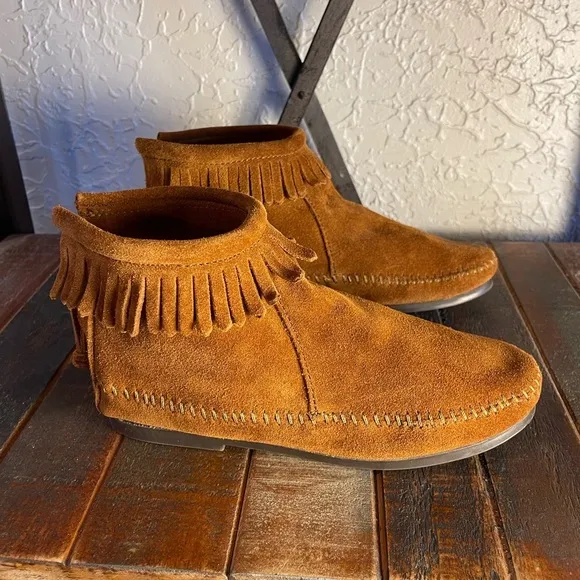 Women’s Minnetonka Suede Back Zipper Moccasin Boots NWOT Size 4