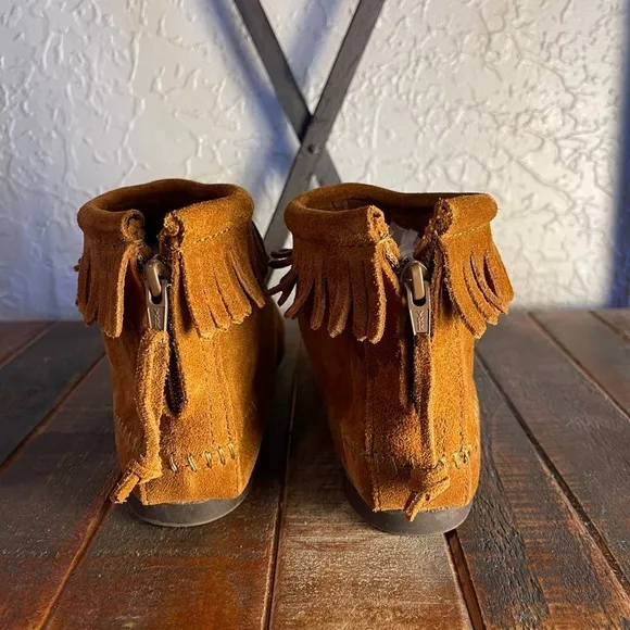 Women’s Minnetonka Suede Back Zipper Moccasin Boots NWOT Size 4
