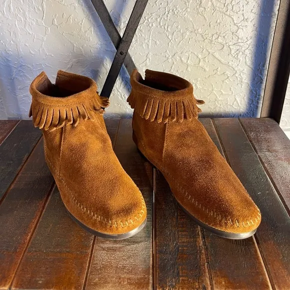 Women’s Minnetonka Suede Back Zipper Moccasin Boots NWOT Size 4