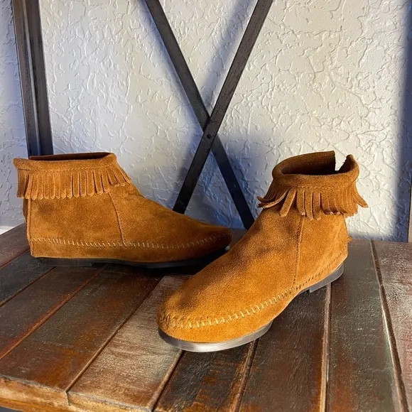 Women’s Minnetonka Suede Back Zipper Moccasin Boots NWOT Size 4