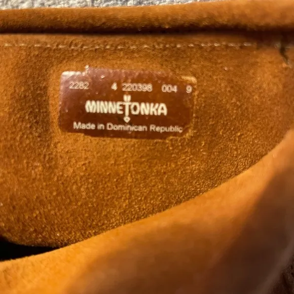 Women’s Minnetonka Suede Back Zipper Moccasin Boots NWOT Size 4