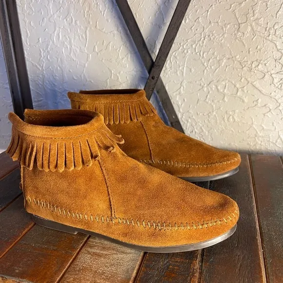 Women’s Minnetonka Suede Back Zipper Moccasin Boots NWOT Size 4