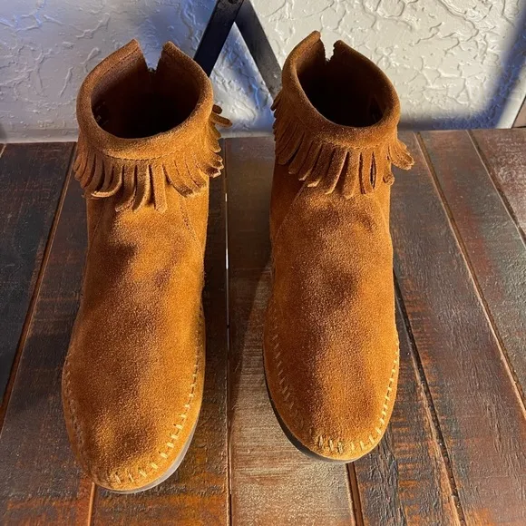 Women’s Minnetonka Suede Back Zipper Moccasin Boots NWOT Size 4