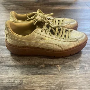 Women's Puma Gold Platform Sneakers / Size: 10 / Item# 1002-1