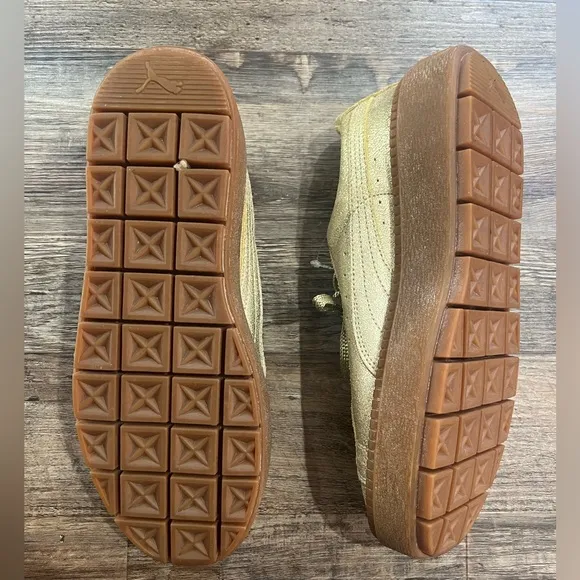 Women's Puma Gold Platform Sneakers / Size: 10 / Item# 1002-1
