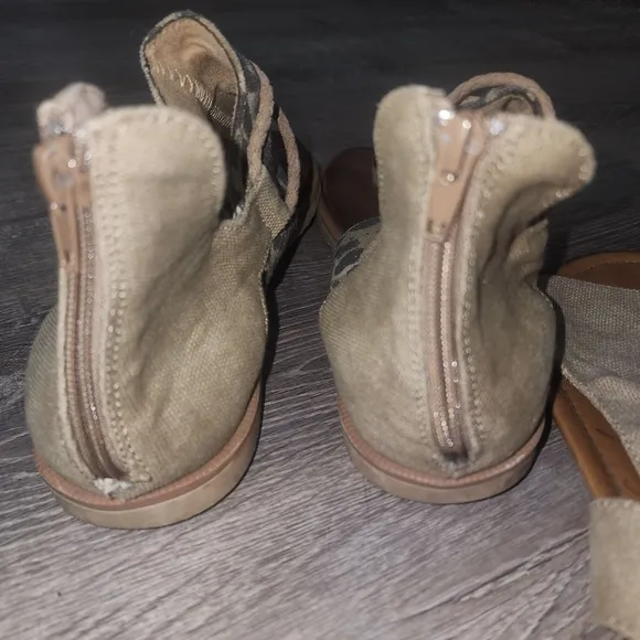 Womens Very G / Blowfish Sandal Lot size 10 &amp; 11