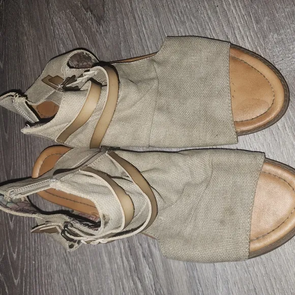 Womens Very G / Blowfish Sandal Lot size 10 &amp; 11