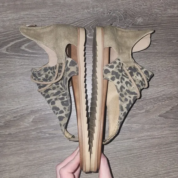 Womens Very G / Blowfish Sandal Lot size 10 &amp; 11