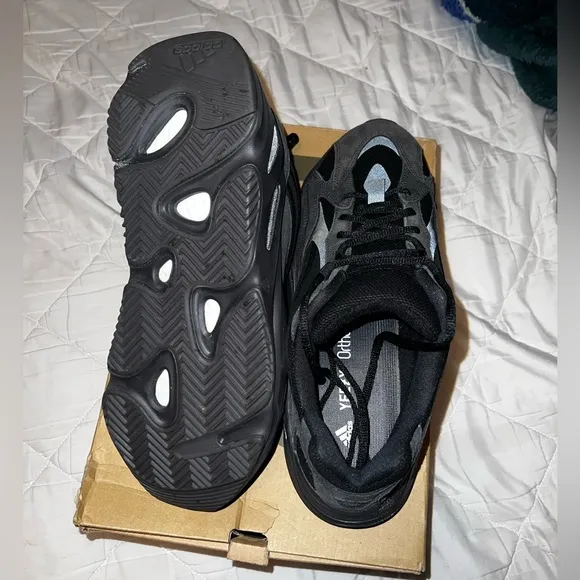Yeezy 700 Vanta size 12 VNDS Worn ONCE! *RARE*