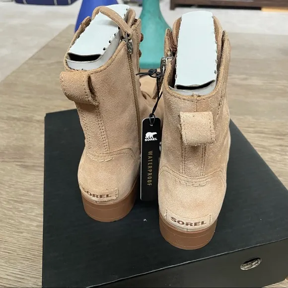 Youth girls sorel emelie lace boots. Waterproof. New
